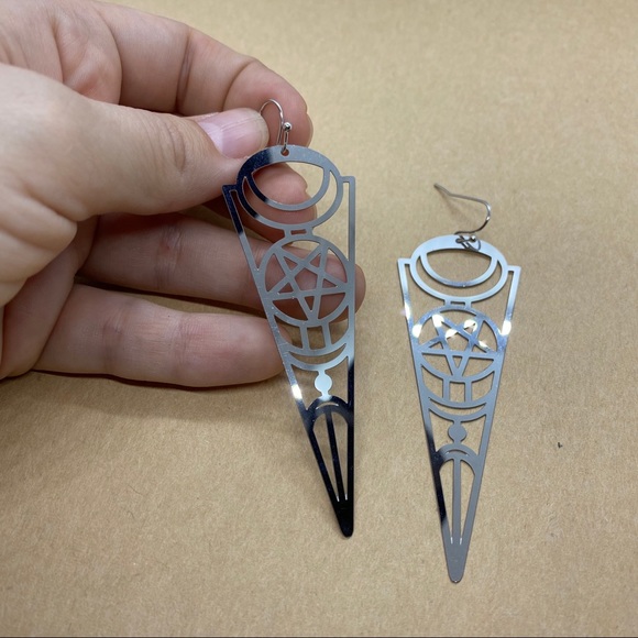 The Pentagram Moon Phase Spell Silver Earrings 🔮 - Picture 4 of 6